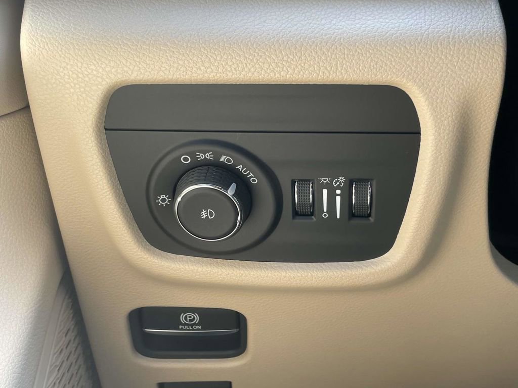 Certified 2025 Jeep Grand Cherokee Limited image 30