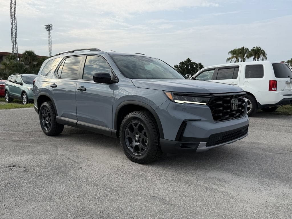 Used 2025 Honda Pilot TrailSport image 2