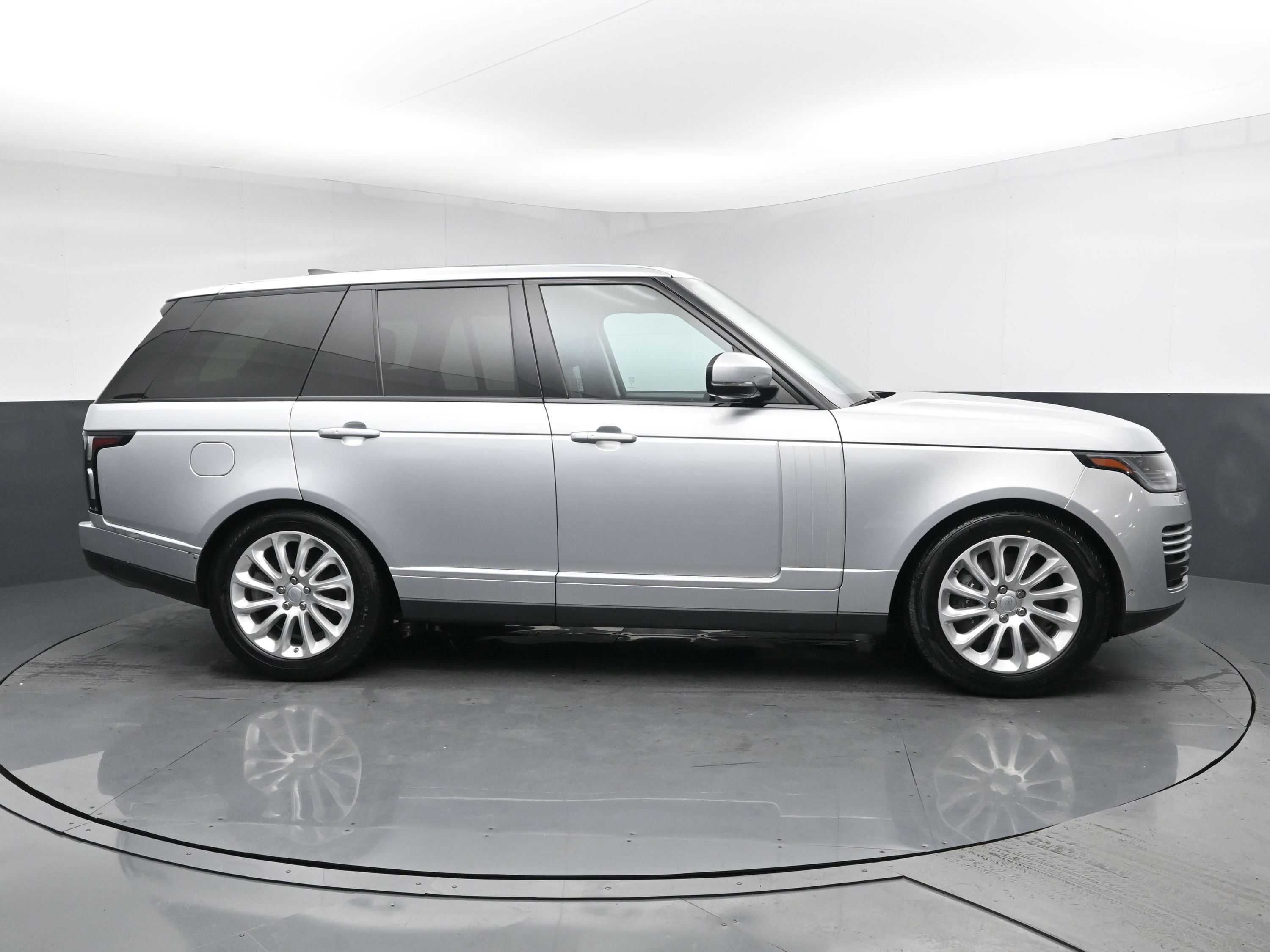Used 2020 Land Rover Range Rover HSE image 3