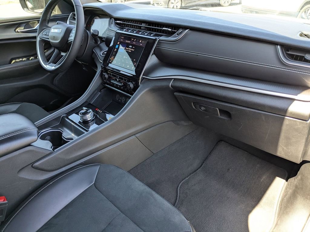 Used 2025 Jeep Grand Cherokee Altitude image 32