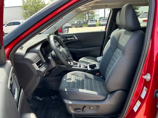 New 2025 Mitsubishi Outlander SE image 13