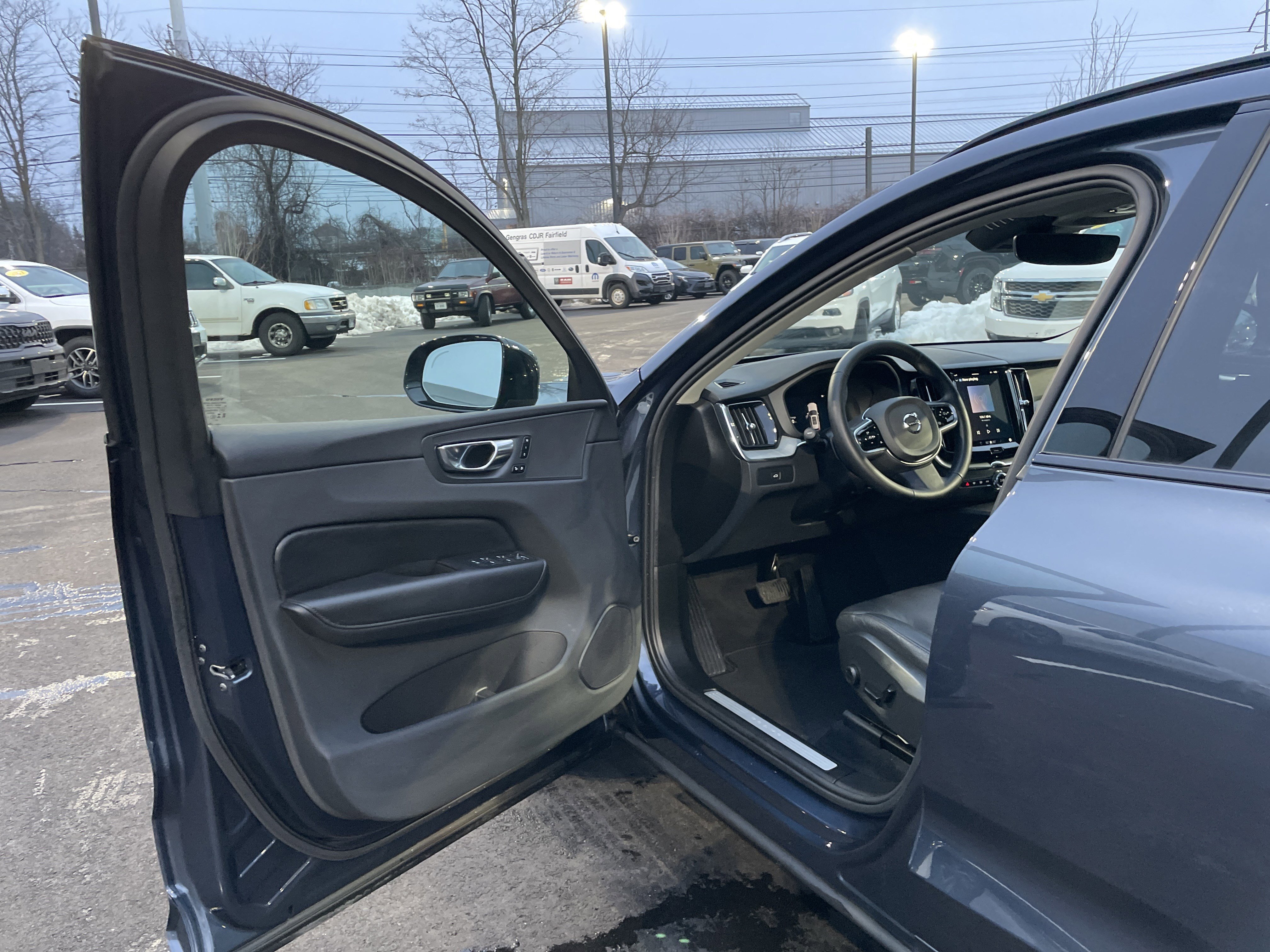 Used 2025 Volvo XC60 B5 Plus image 37