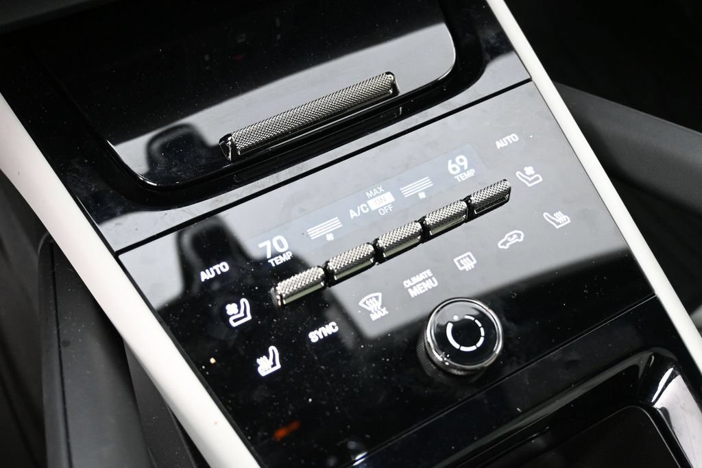 Certified 2025 Porsche Cayenne Turbo AWD/4WD image 22