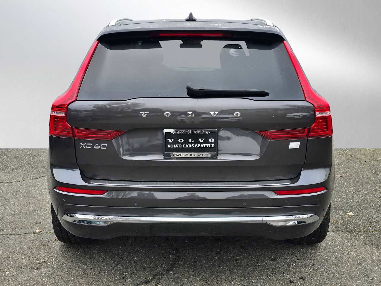 Certified 2023 Volvo XC60 T8 Ultimate w/ Climate Package image 4