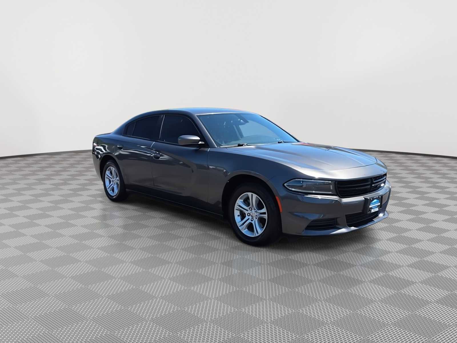 Used 2022 Dodge Charger SXT RWD image 2