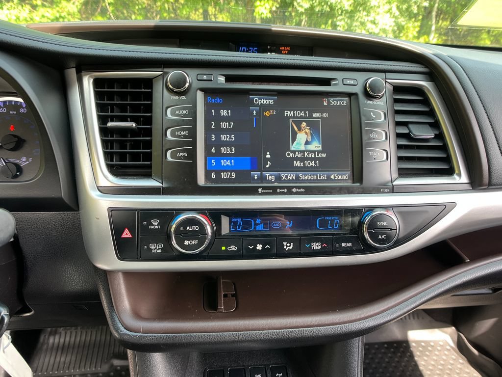 Used 2018 Toyota Highlander Plus AWD/4WD image 16