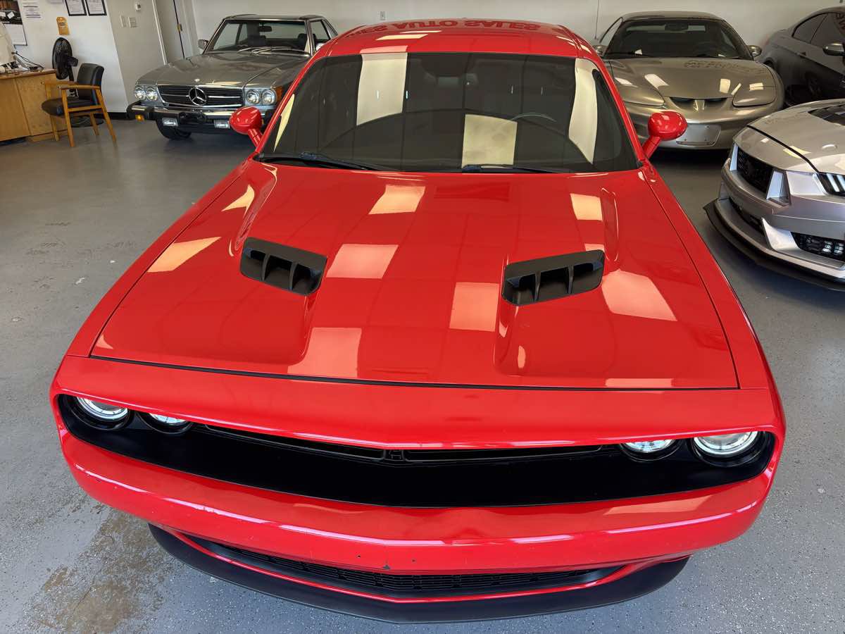 Used 2016 Dodge Challenger SXT RWD image 2