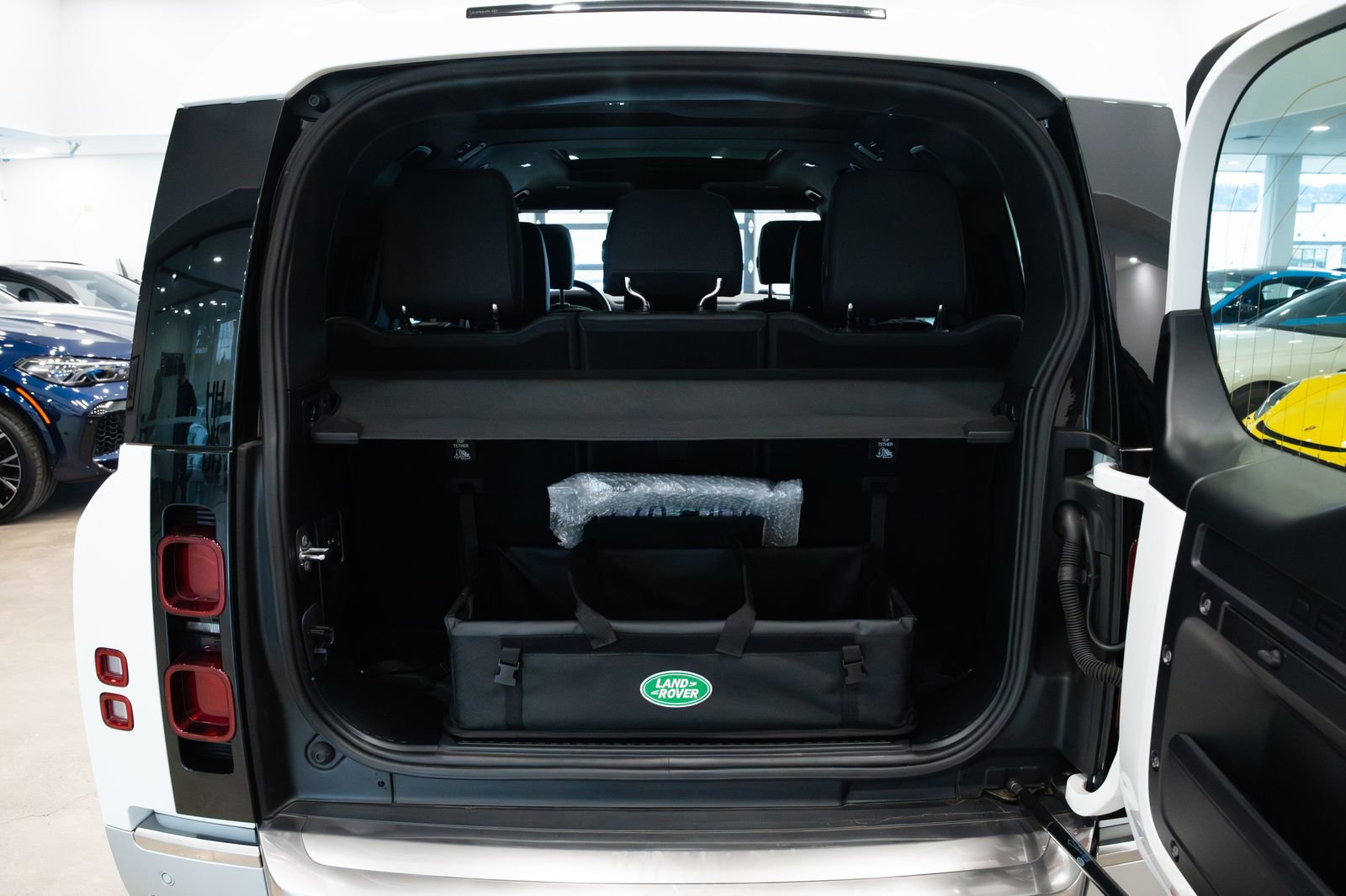 Used 2023 Land Rover Defender 130 SE image 8