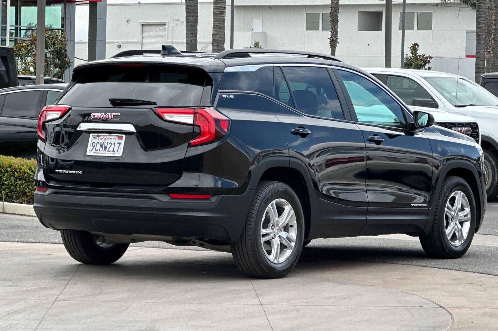 Used 2022 GMC Terrain SLE w/ Driver Convenience Package FWD image 4