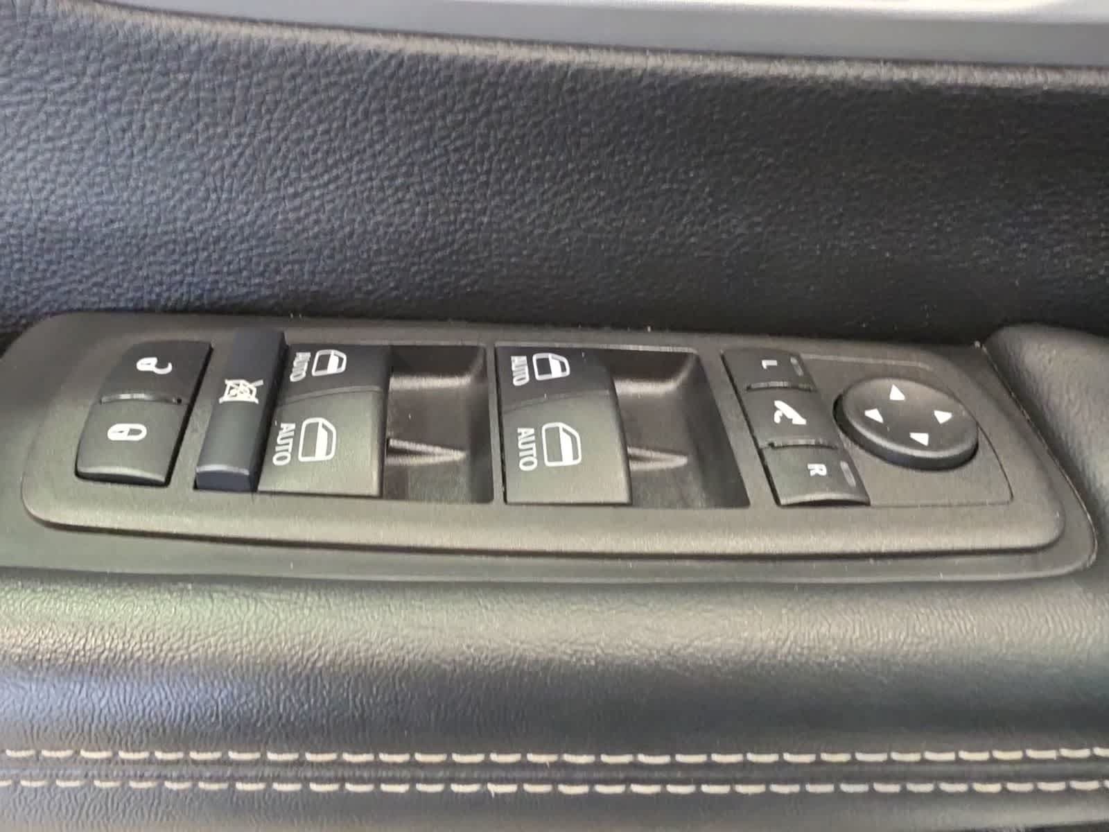 Used 2025 Chrysler Pacifica Limited FWD image 19