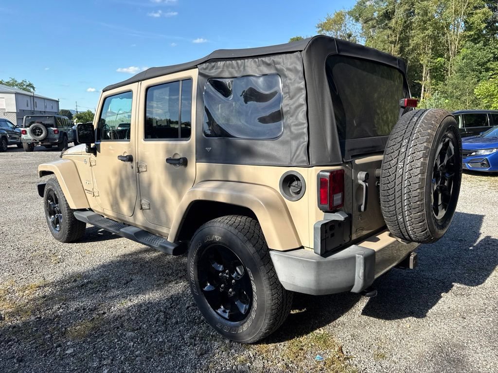 Used 2016 Jeep Wrangler Unlimited Sahara w/ Connectivity Group AWD/4WD image 4