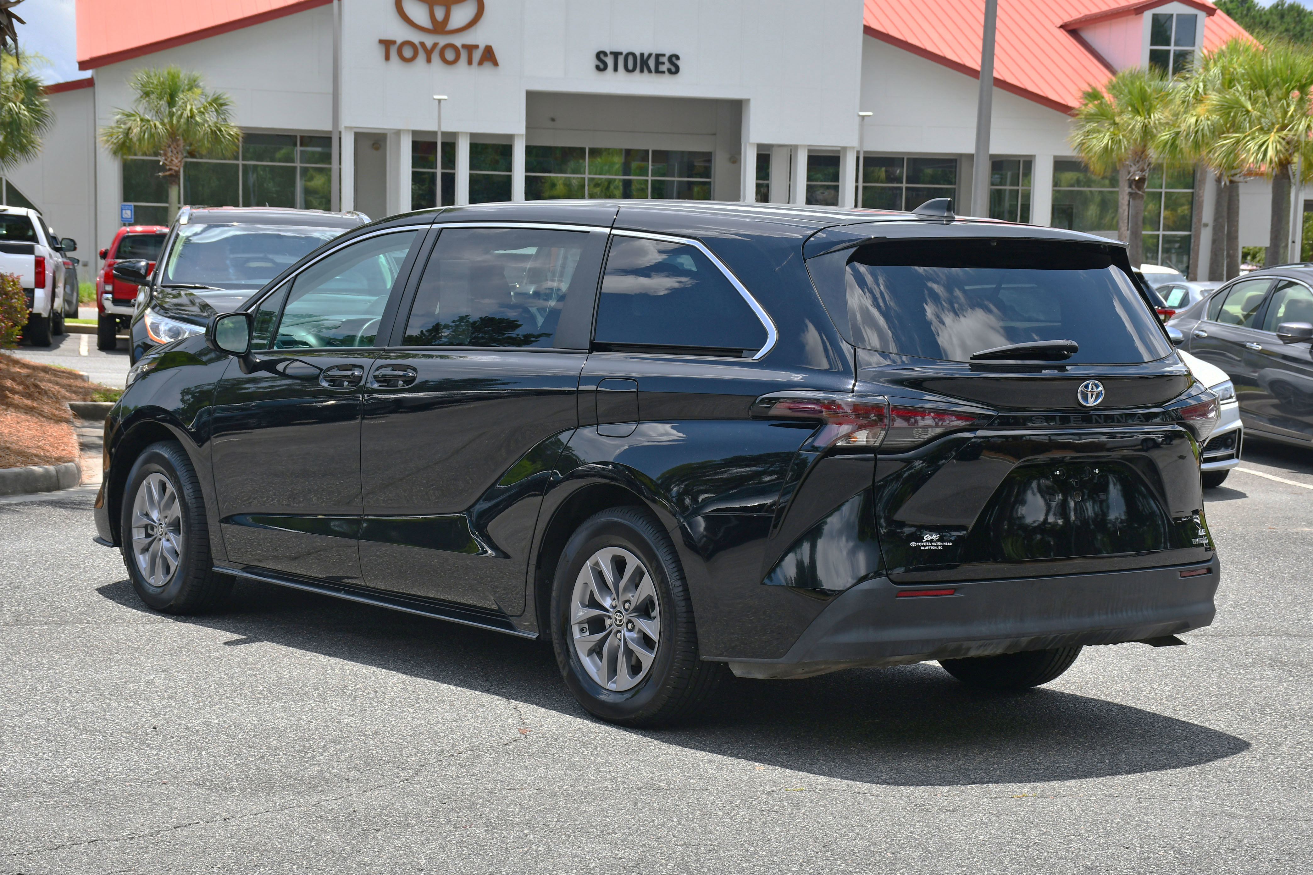 Used 2023 Toyota Sienna LE image 3