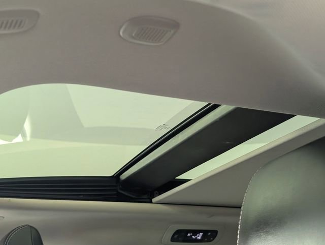 Used 2023 Chrysler Pacifica Limited image 13