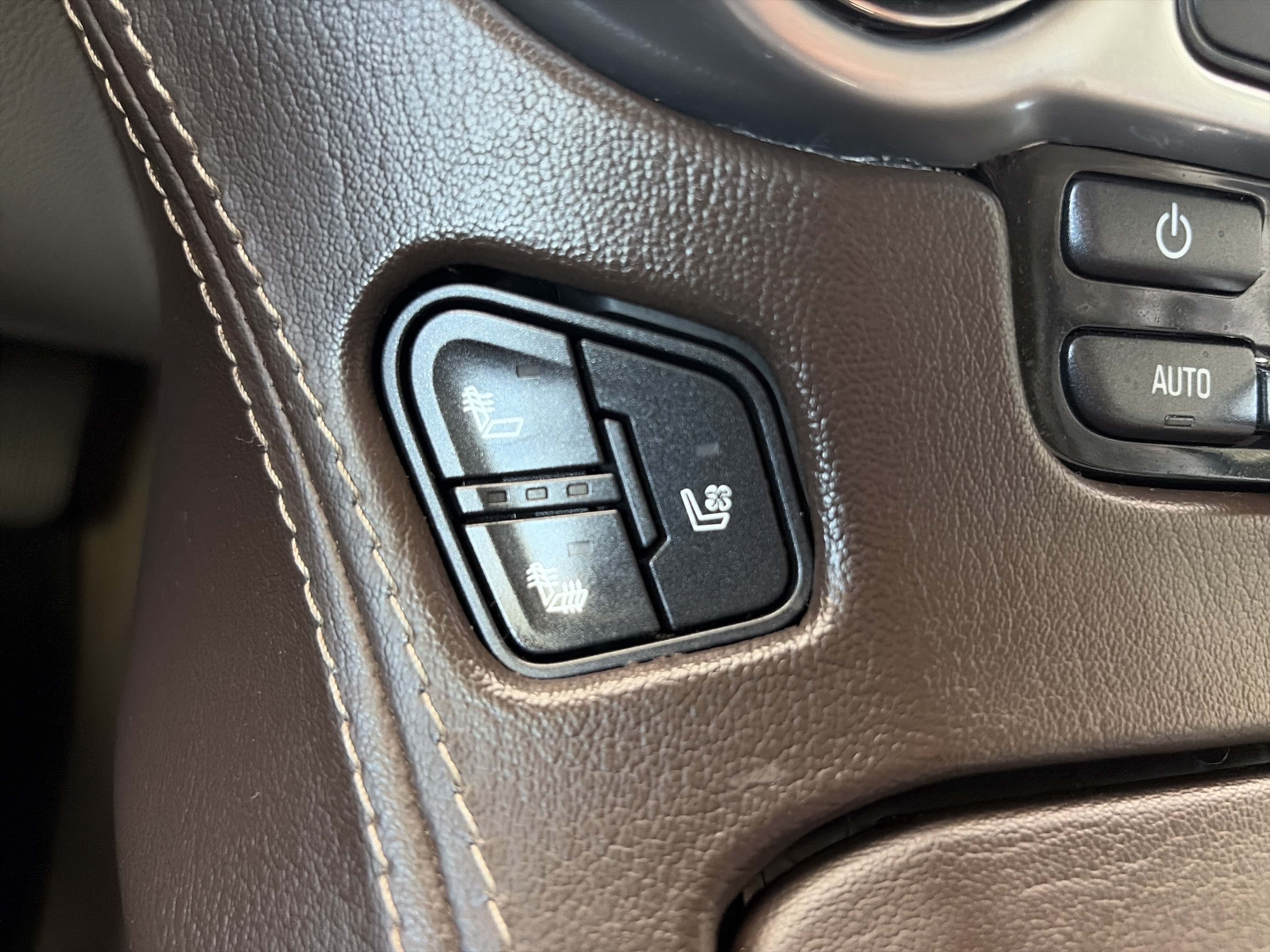 Used 2019 Chevrolet Suburban Premier AWD/4WD image 25