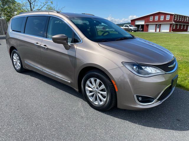 Used 2017 Chrysler Pacifica Touring-L FWD image 8