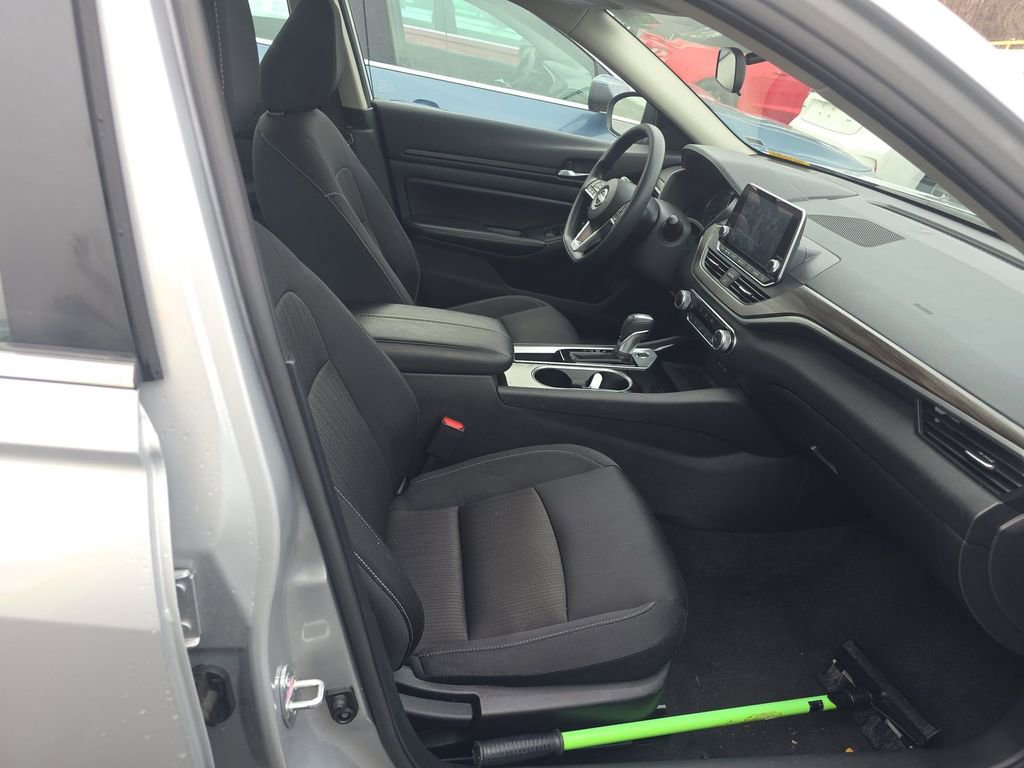 Used 2024 Nissan Altima 2.5 SV image 15
