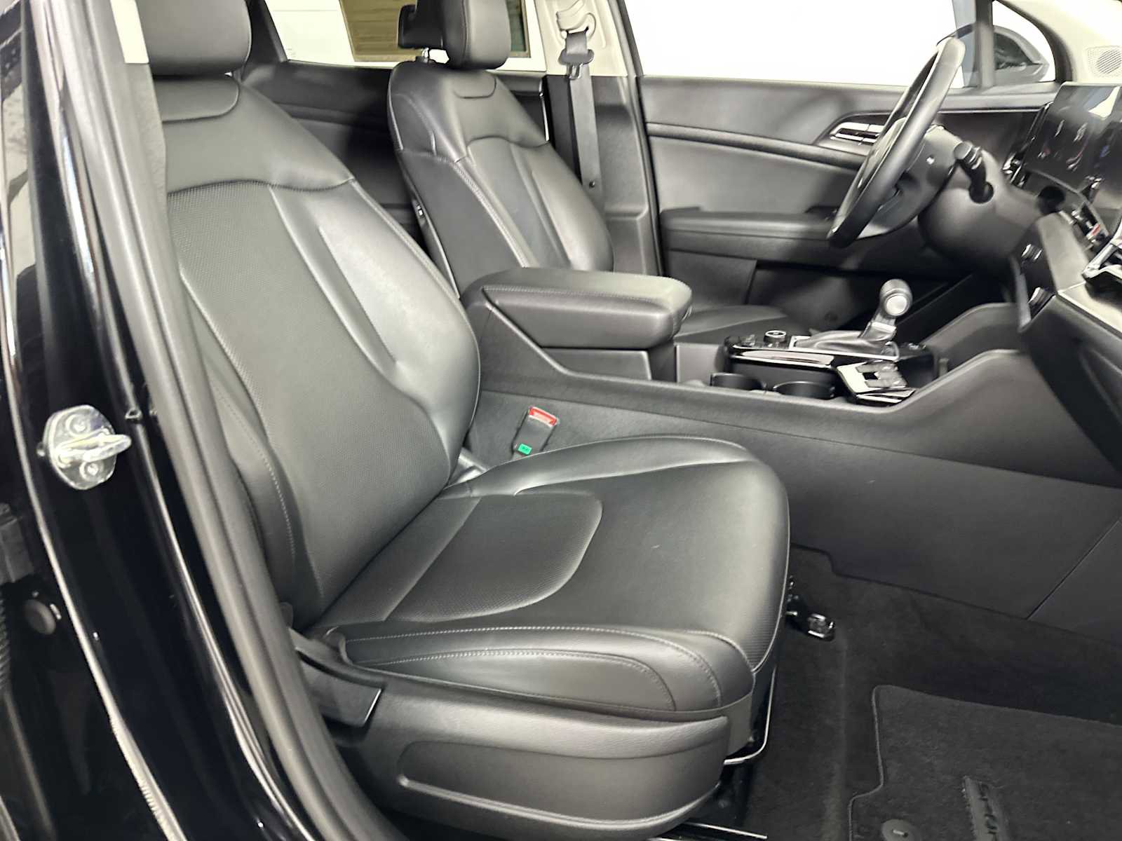 Used 2025 Kia Sportage EX w/ Premium Package image 28