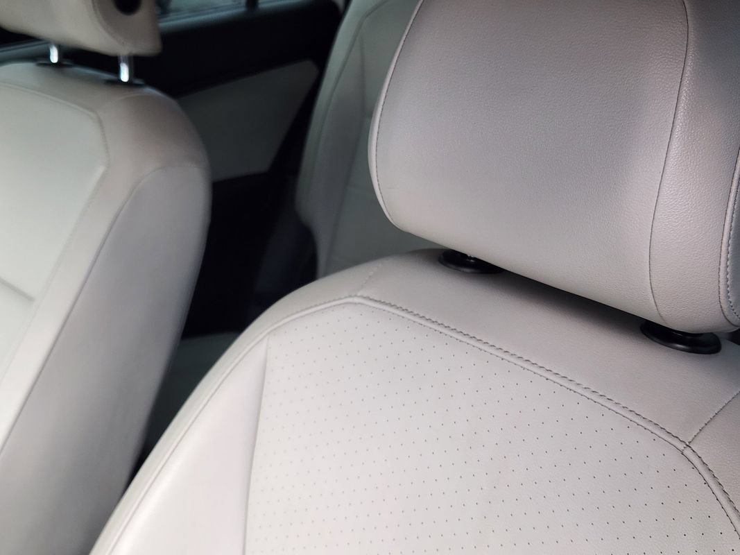 Used 2018 Volkswagen Tiguan SE AWD/4WD image 18