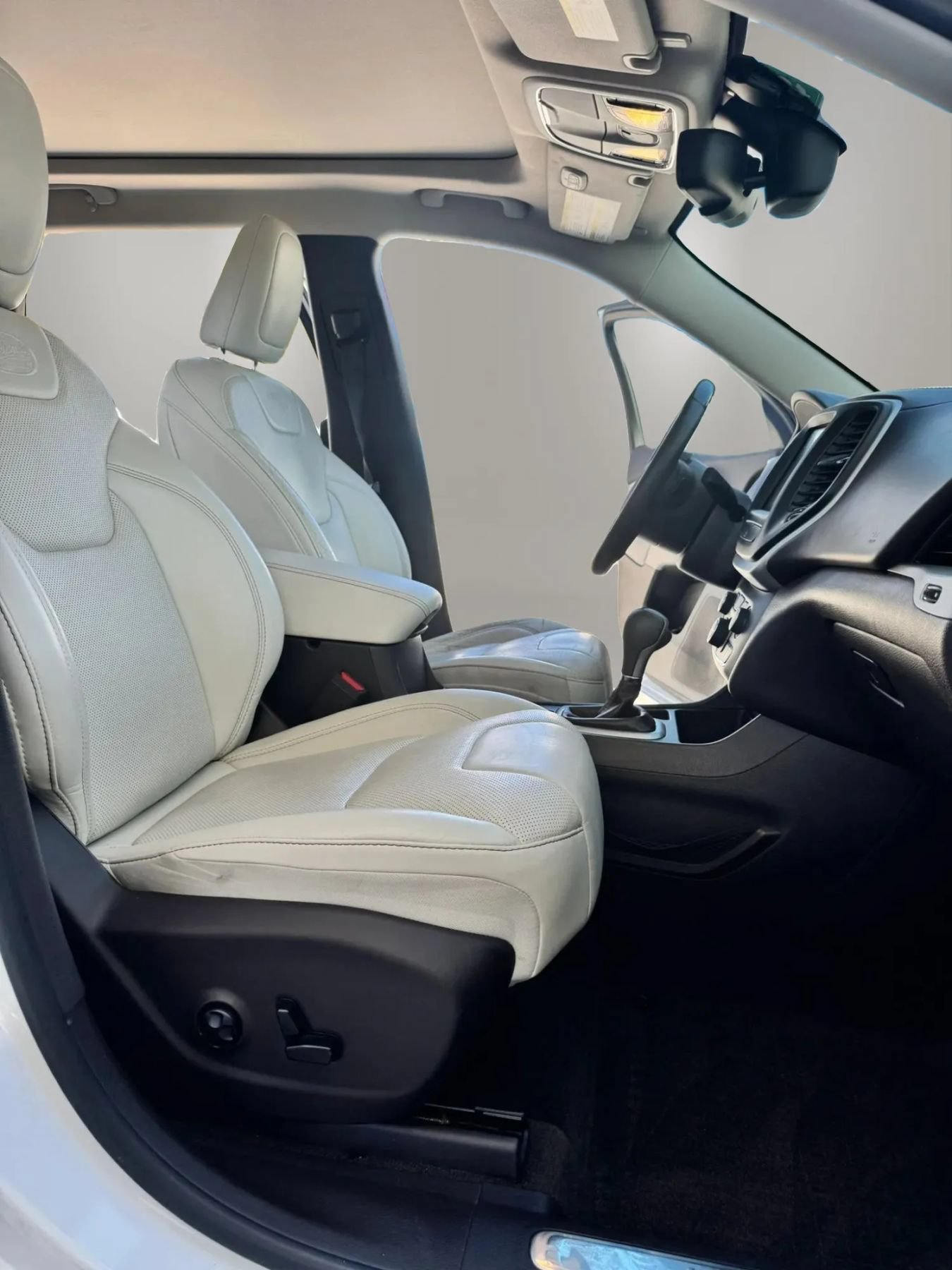 Used 2016 Jeep Cherokee Overland FWD image 23