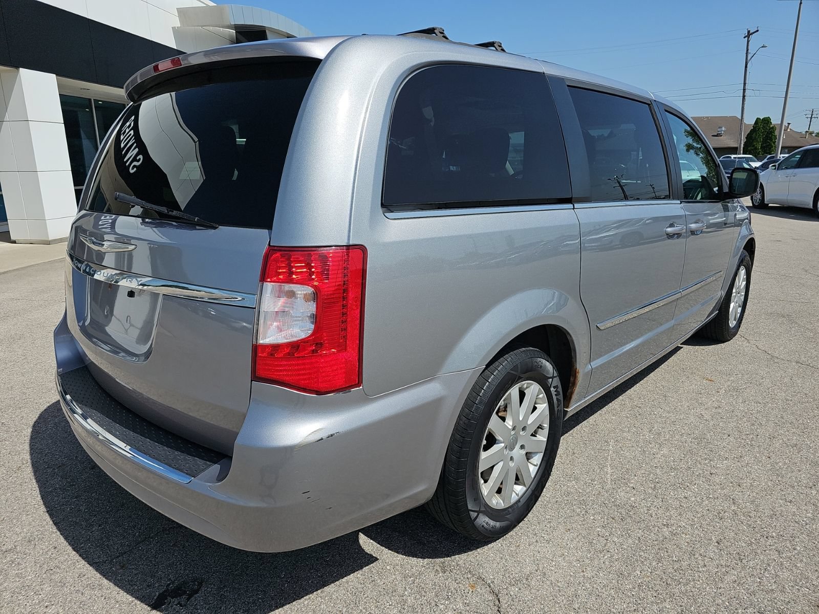 Used 2014 Chrysler Town & Country Touring FWD image 8