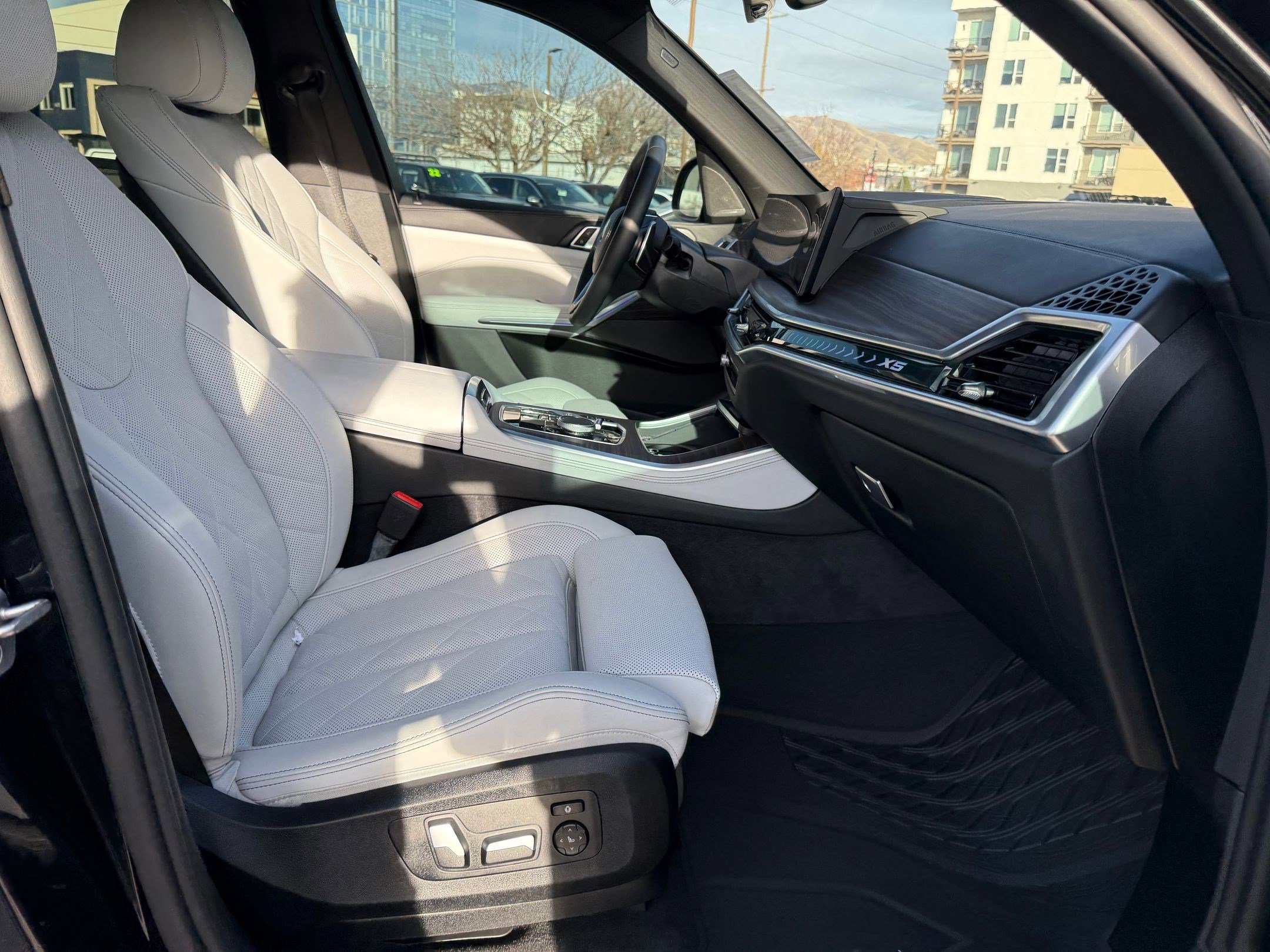 Used 2025 BMW X5 sDrive40i w/ Premium Package image 32