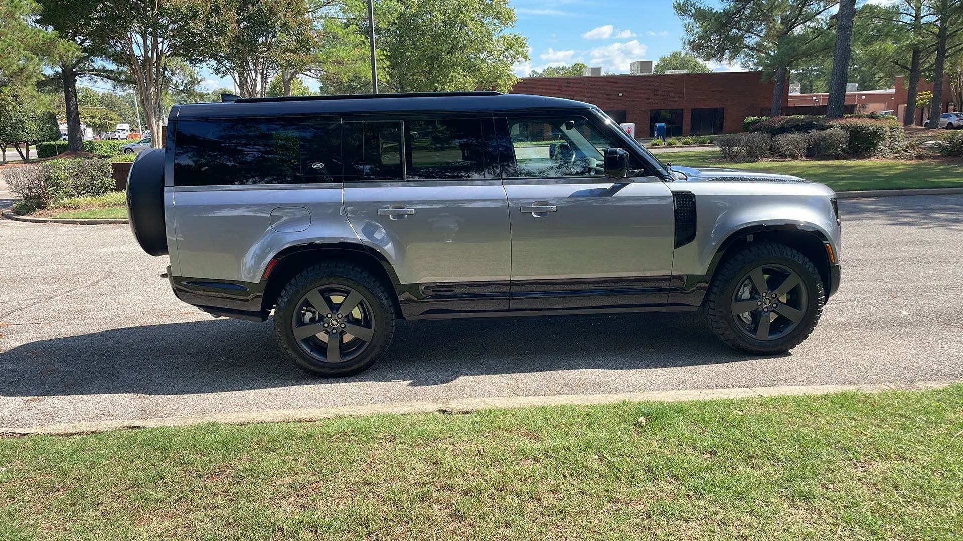 Used 2023 Land Rover Defender 130 X-Dynamic SE image 5