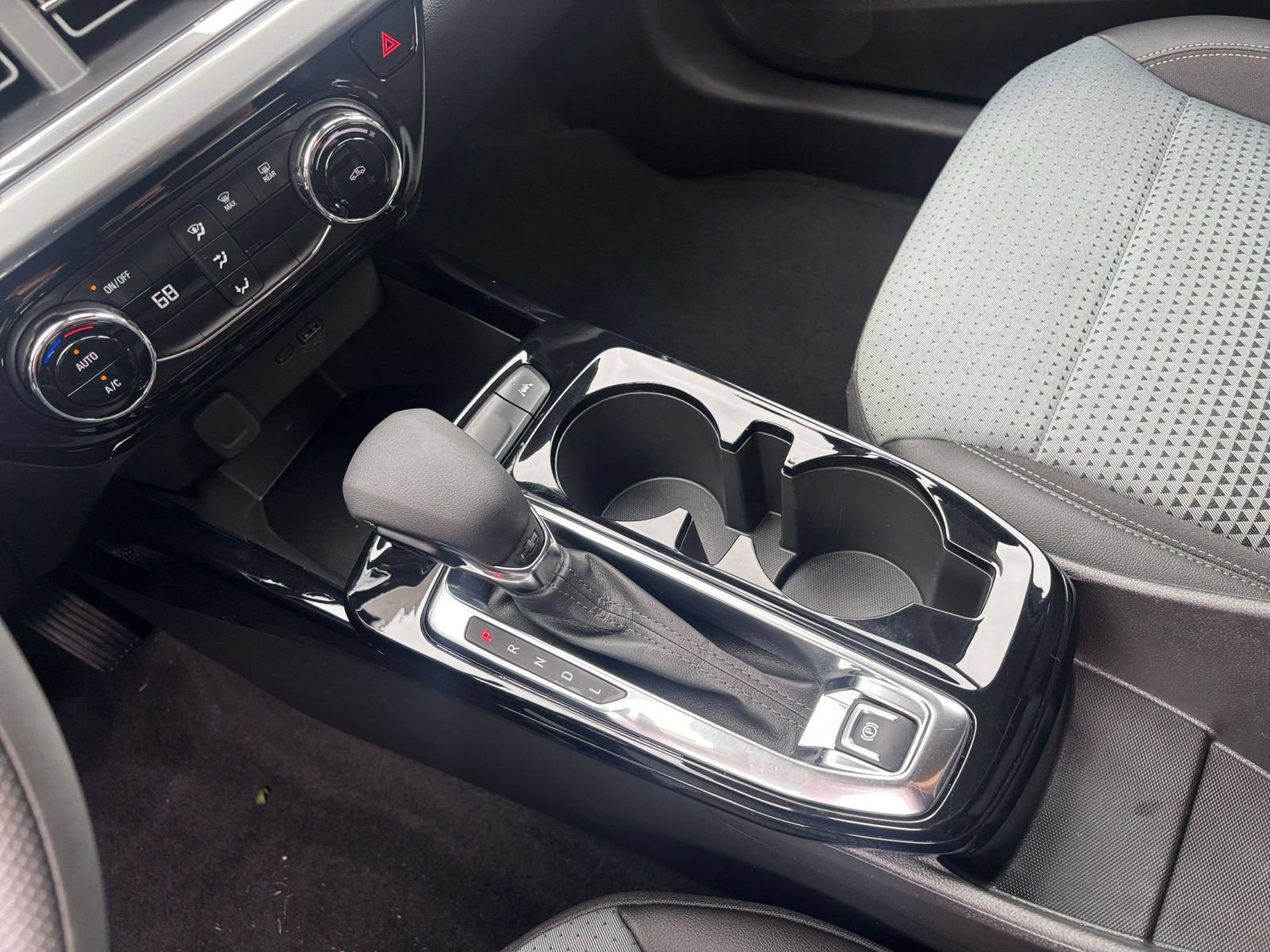Used 2025 Chevrolet Trax LT FWD image 35