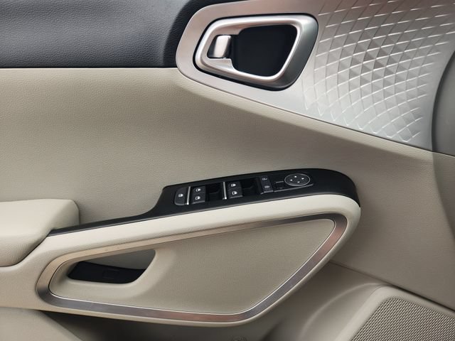 Used 2025 Kia Soul LX w/ LX Technology Package FWD image 24