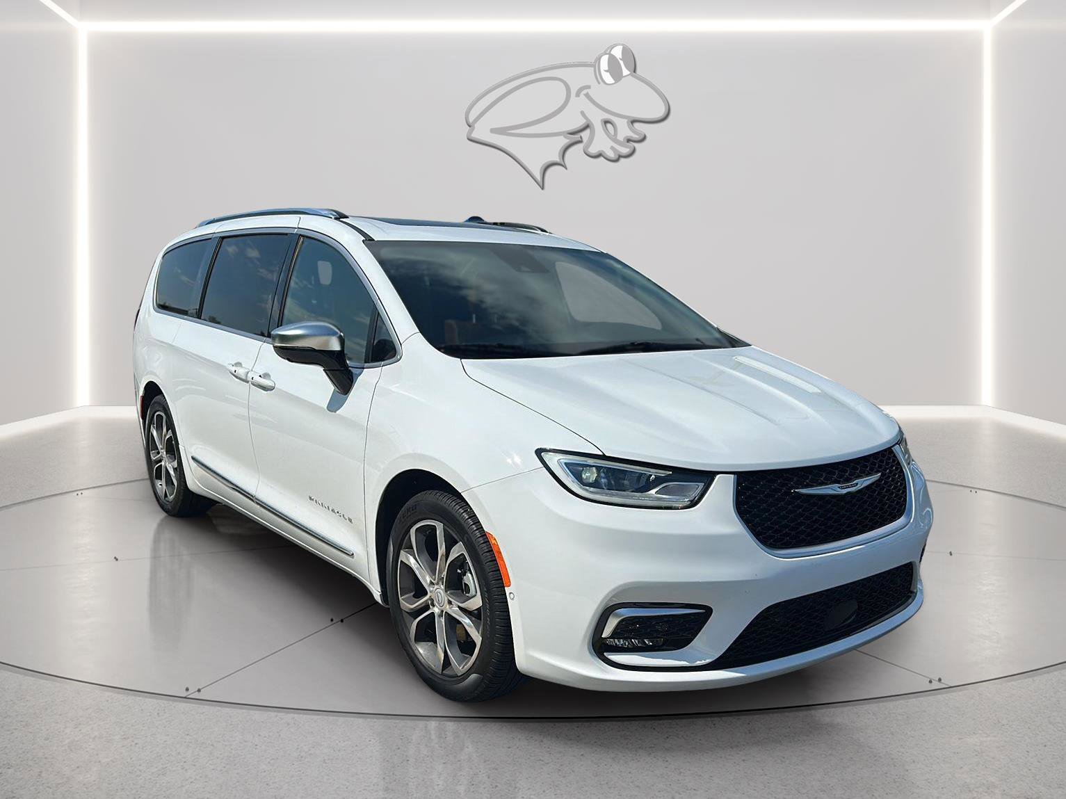 Used 2026 Chrysler Pacifica Pinnacle w/ Trailer Tow Group FWD image 7