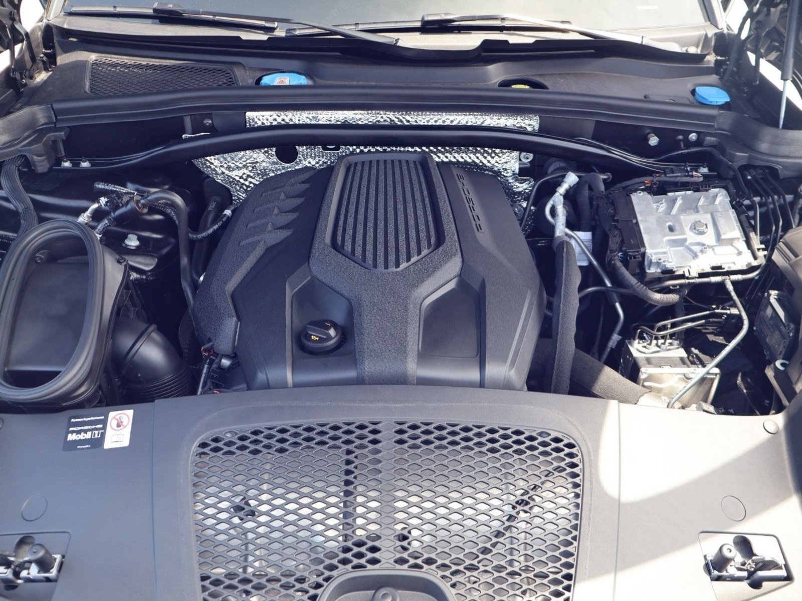 Certified 2025 Porsche Macan AWD/4WD image 26