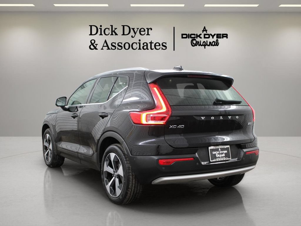 Used 2024 Volvo XC40 B5 Plus AWD/4WD image 9
