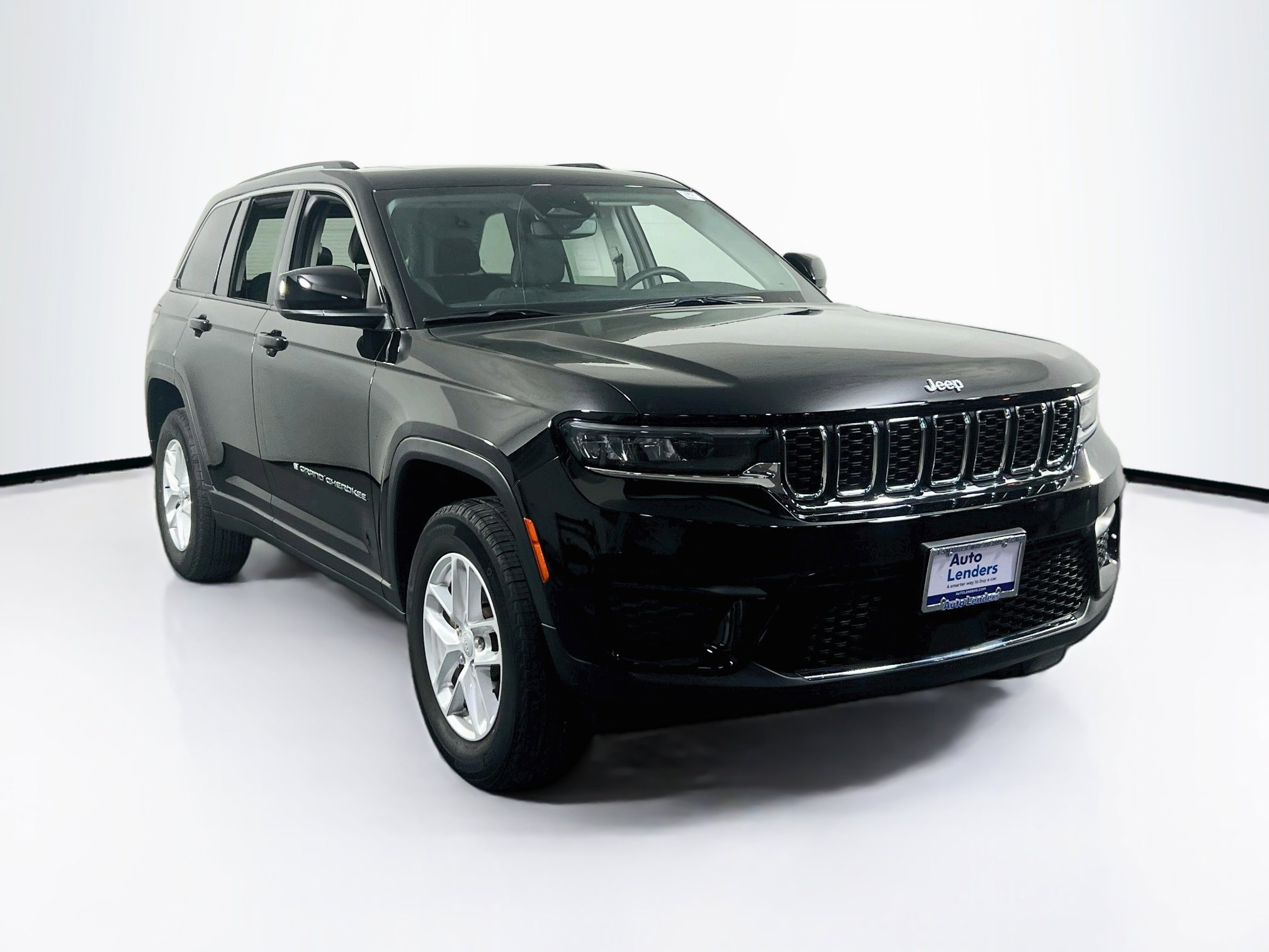 Used 2023 Jeep Grand Cherokee Laredo AWD/4WD image 3