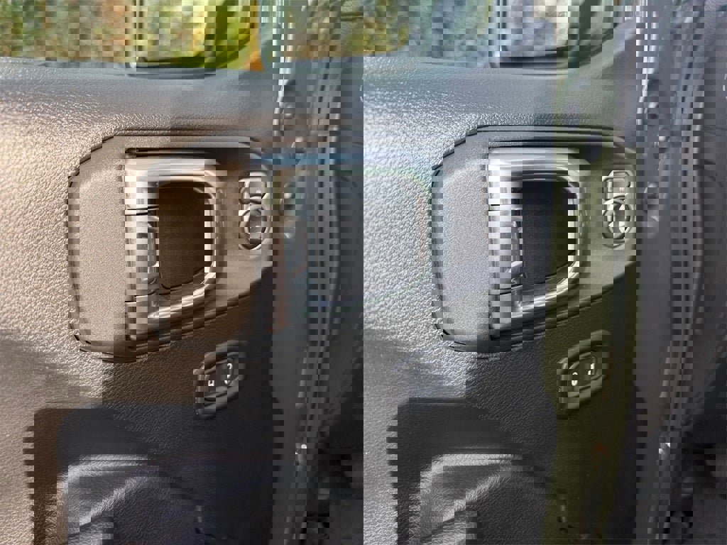 Used 2022 Jeep Gladiator Sport image 18