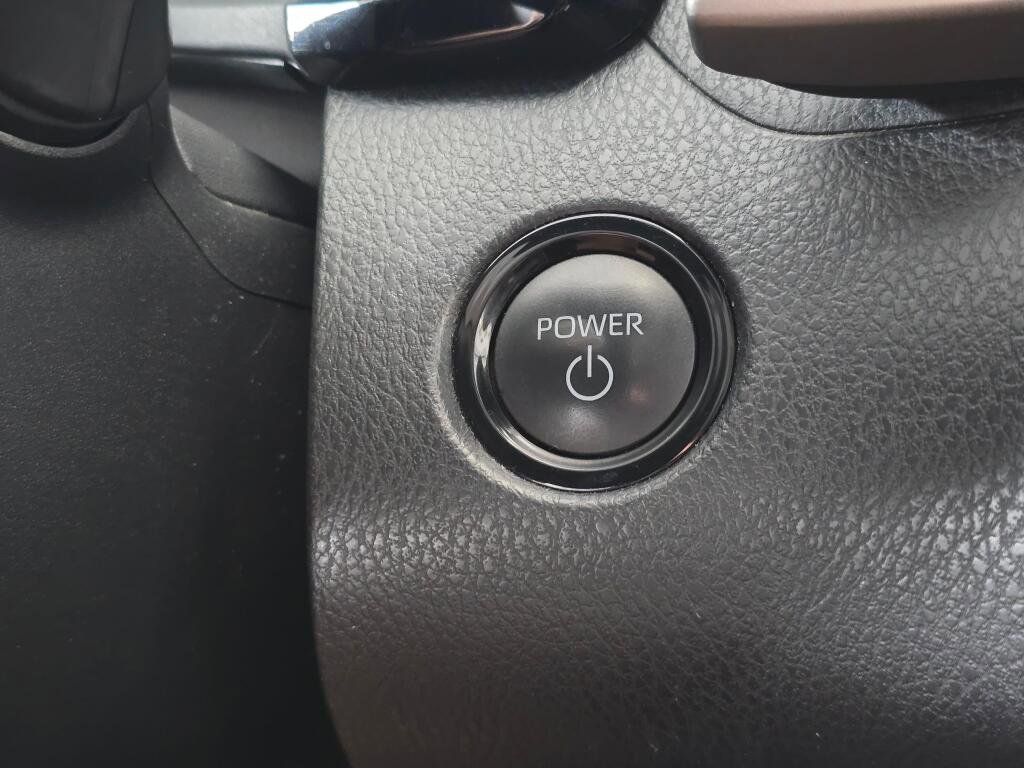 Used 2025 Toyota Camry XLE FWD image 32
