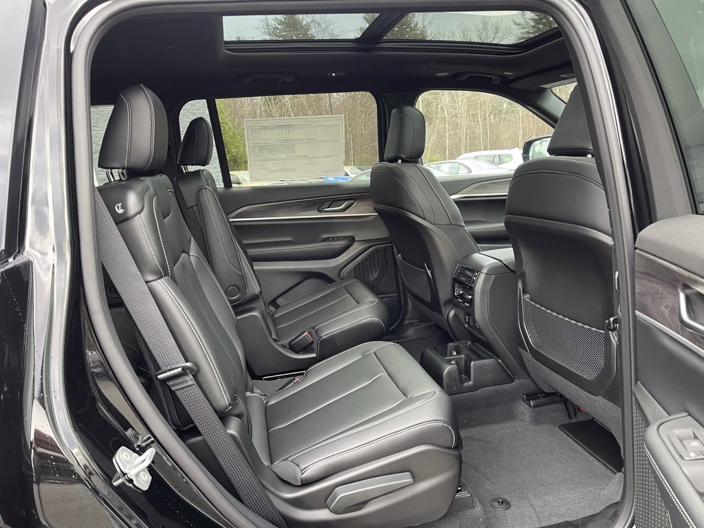 Used 2025 Jeep Grand Cherokee L Limited w/ Black Appearance Package image 16
