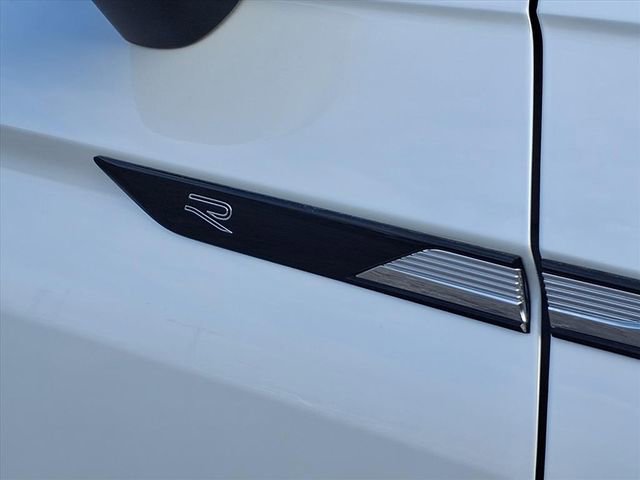 Used 2023 Volkswagen Tiguan SE R-Line image 40