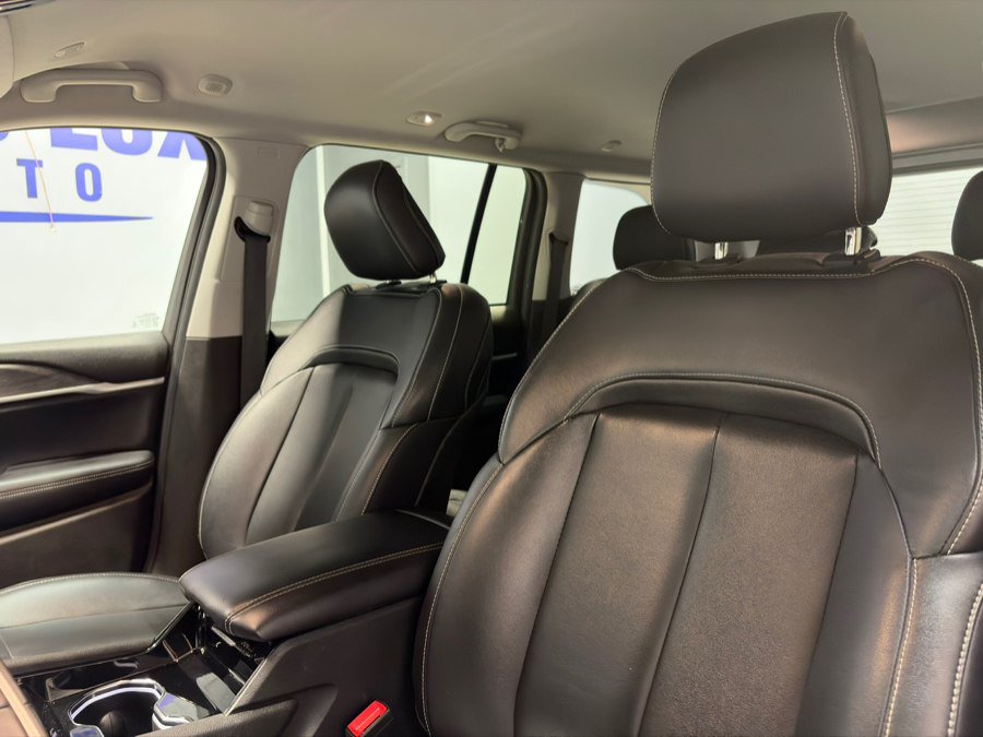 Used 2023 Jeep Grand Cherokee Limited w/ Black Appearance Package AWD/4WD image 13
