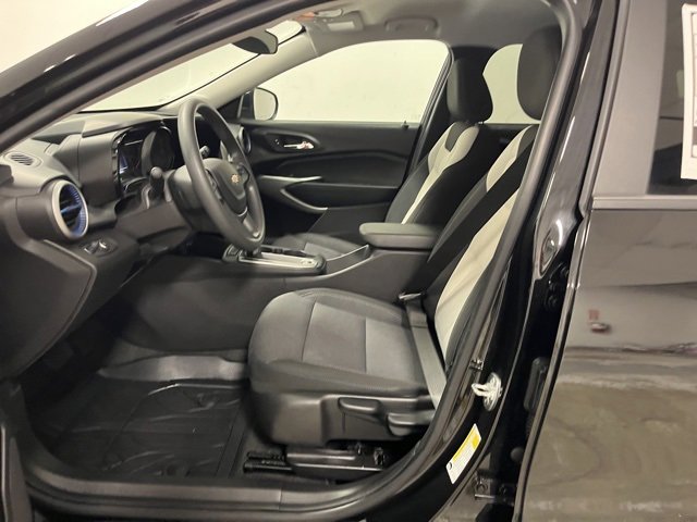 Used 2025 Chevrolet Trax LS w/ LS Convenience Package image 17