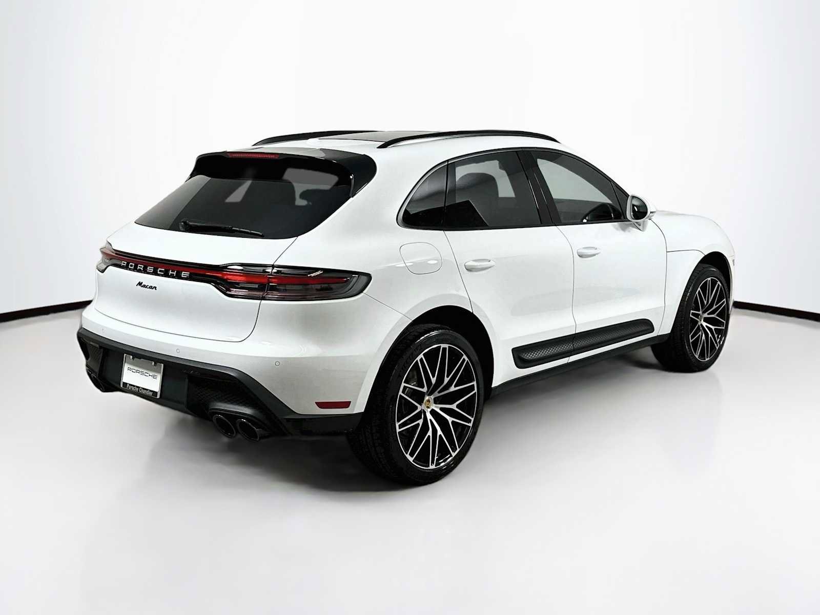 Certified 2026 Porsche Macan AWD/4WD image 9