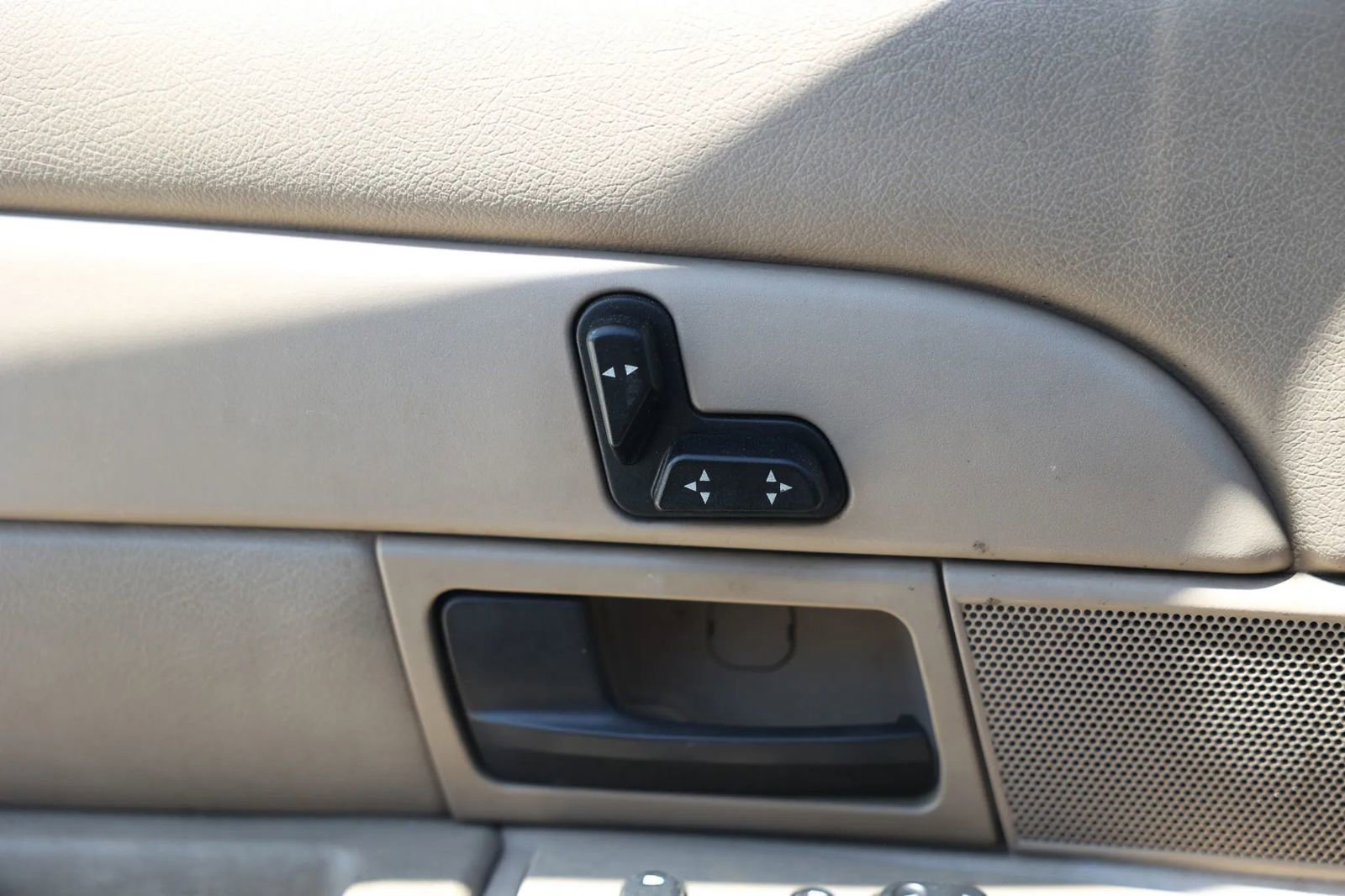 Used 2004 Ford Crown Victoria LX RWD image 33