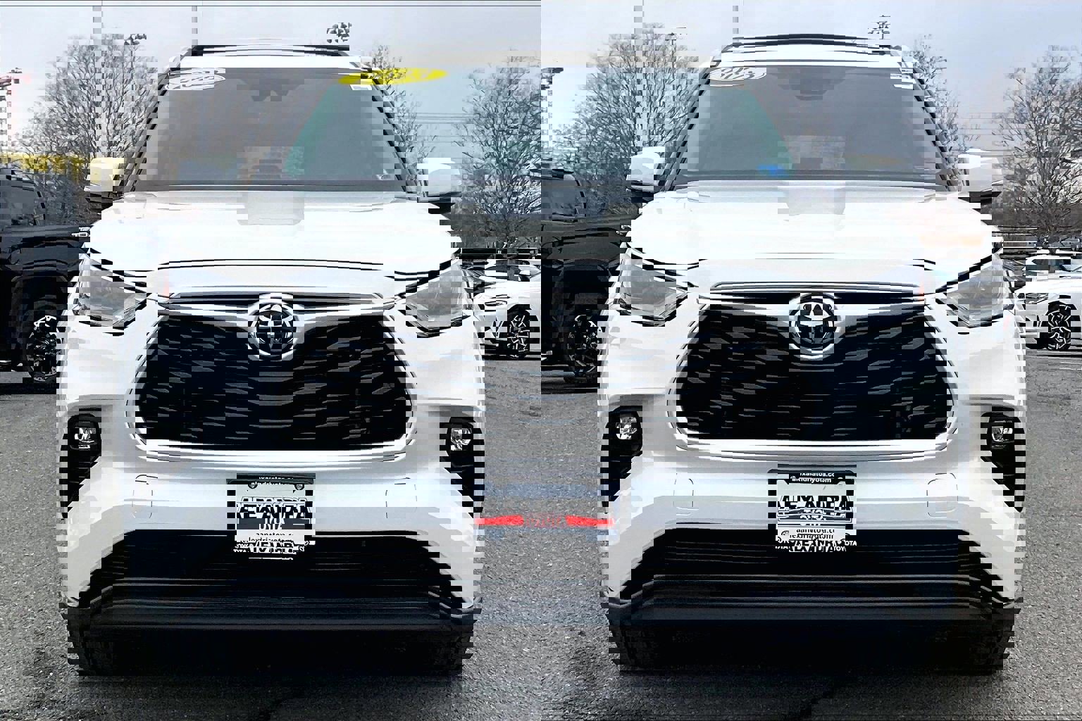 Used 2023 Toyota Highlander XLE image 3