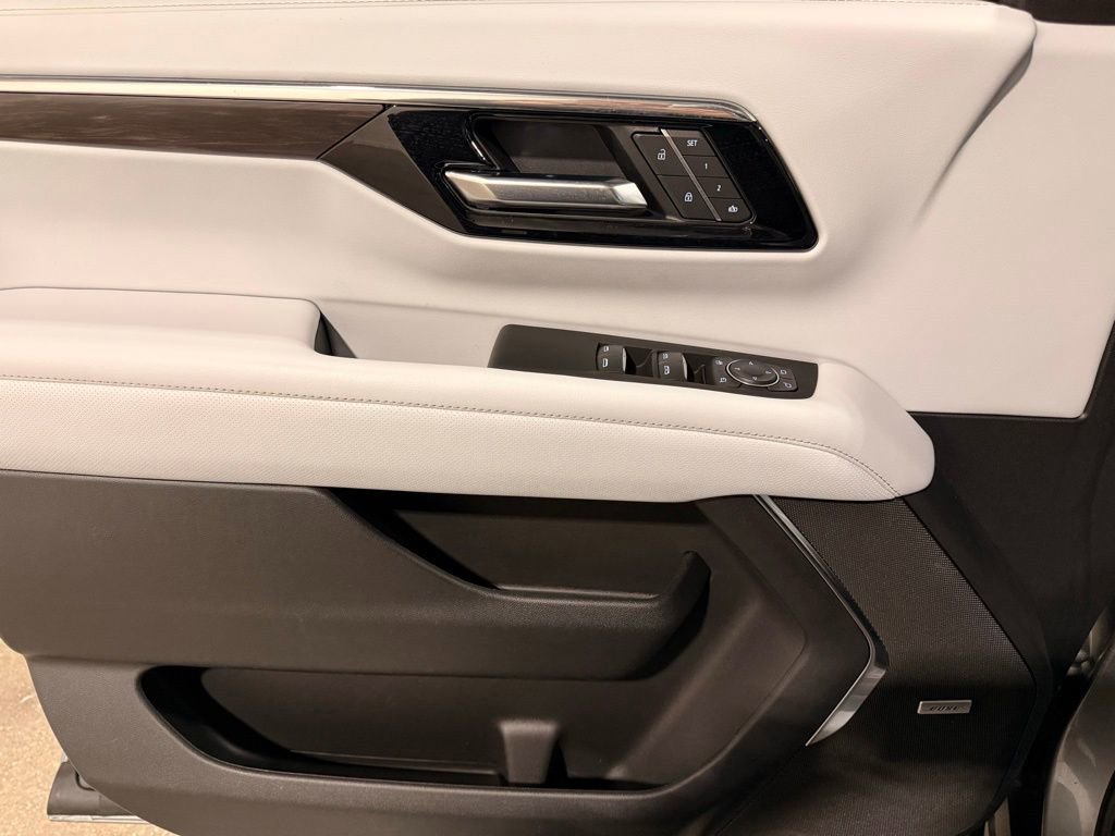 Used 2025 Chevrolet Suburban Premier image 13