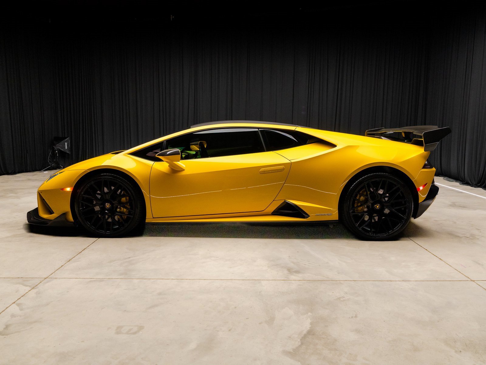 Used 2022 Lamborghini Huracan EVO image 12