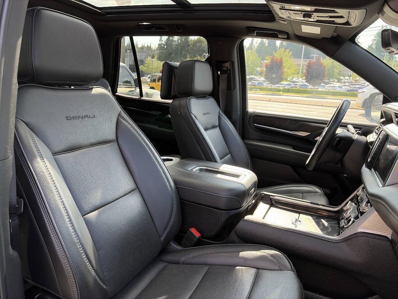 Used 2024 GMC Yukon Denali w/ Denali Reserve Package AWD/4WD image 21