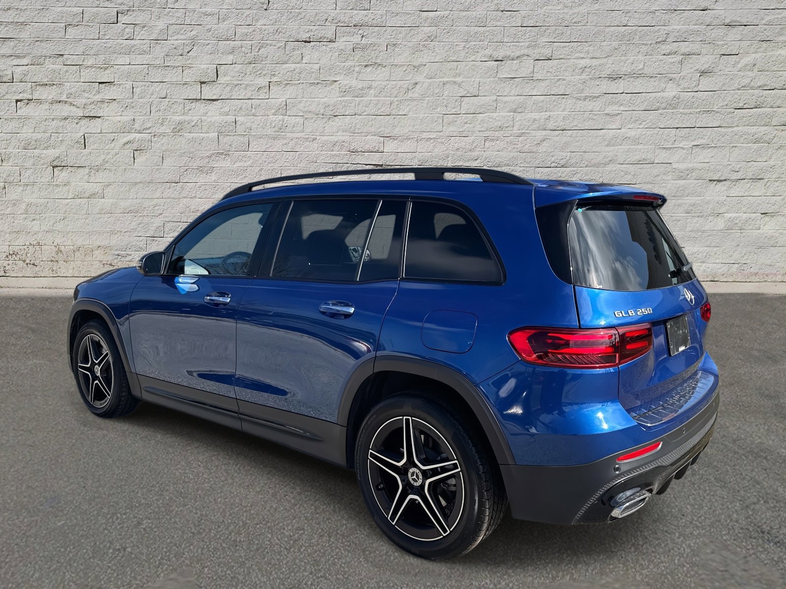 Used 2025 Mercedes-Benz GLB 250 image 3