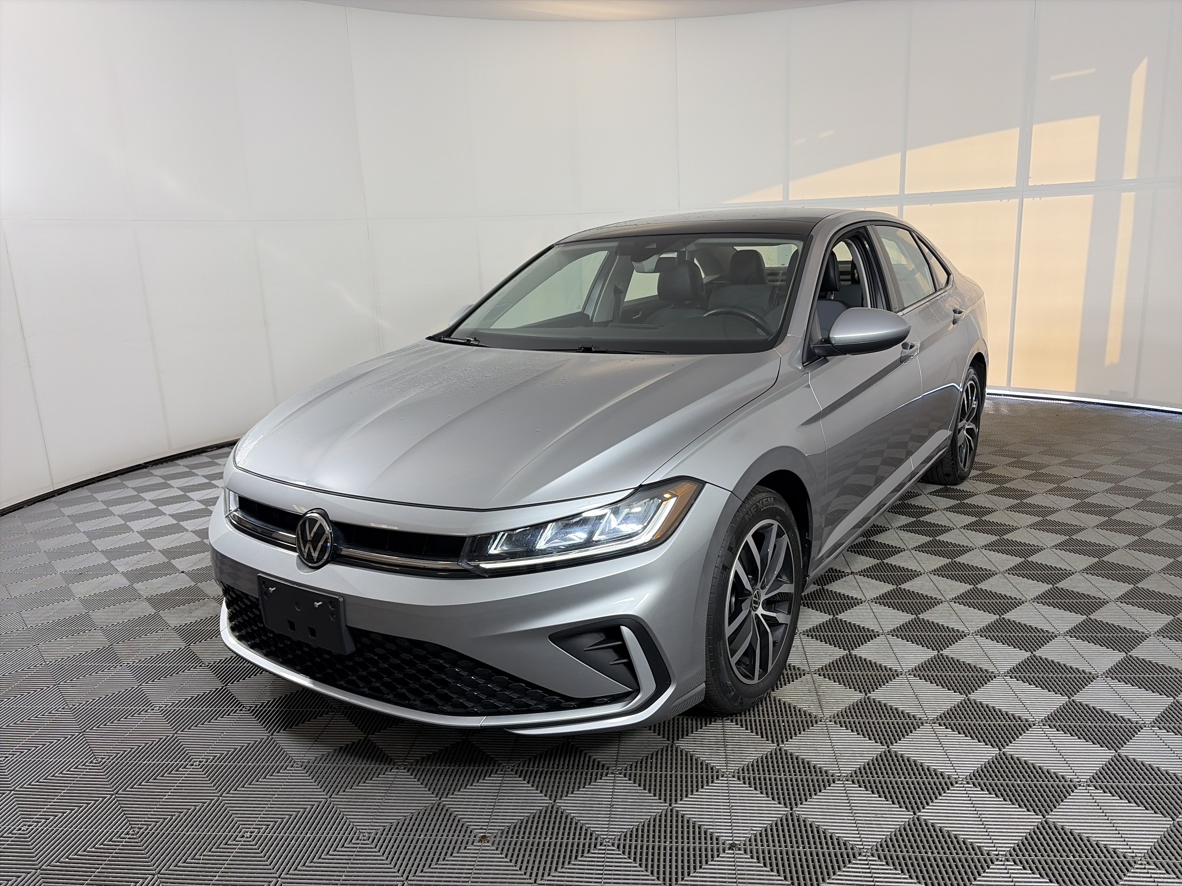 Used 2025 Volkswagen Jetta SE FWD image 2