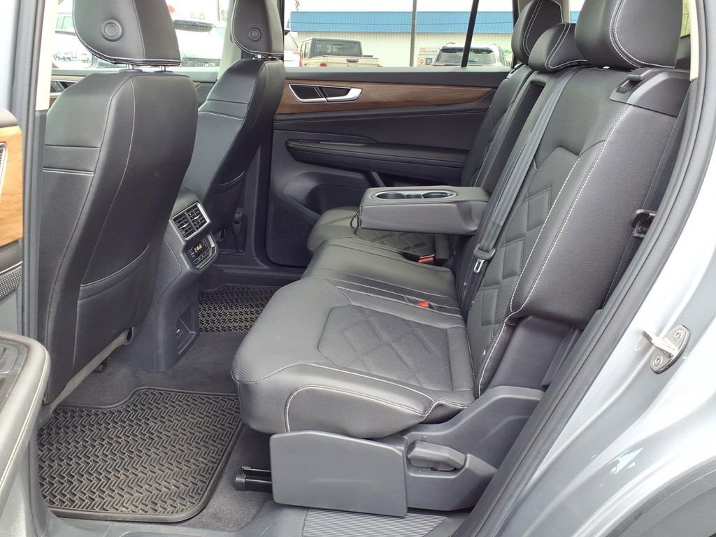 Used 2025 Volkswagen Atlas SE AWD/4WD image 6