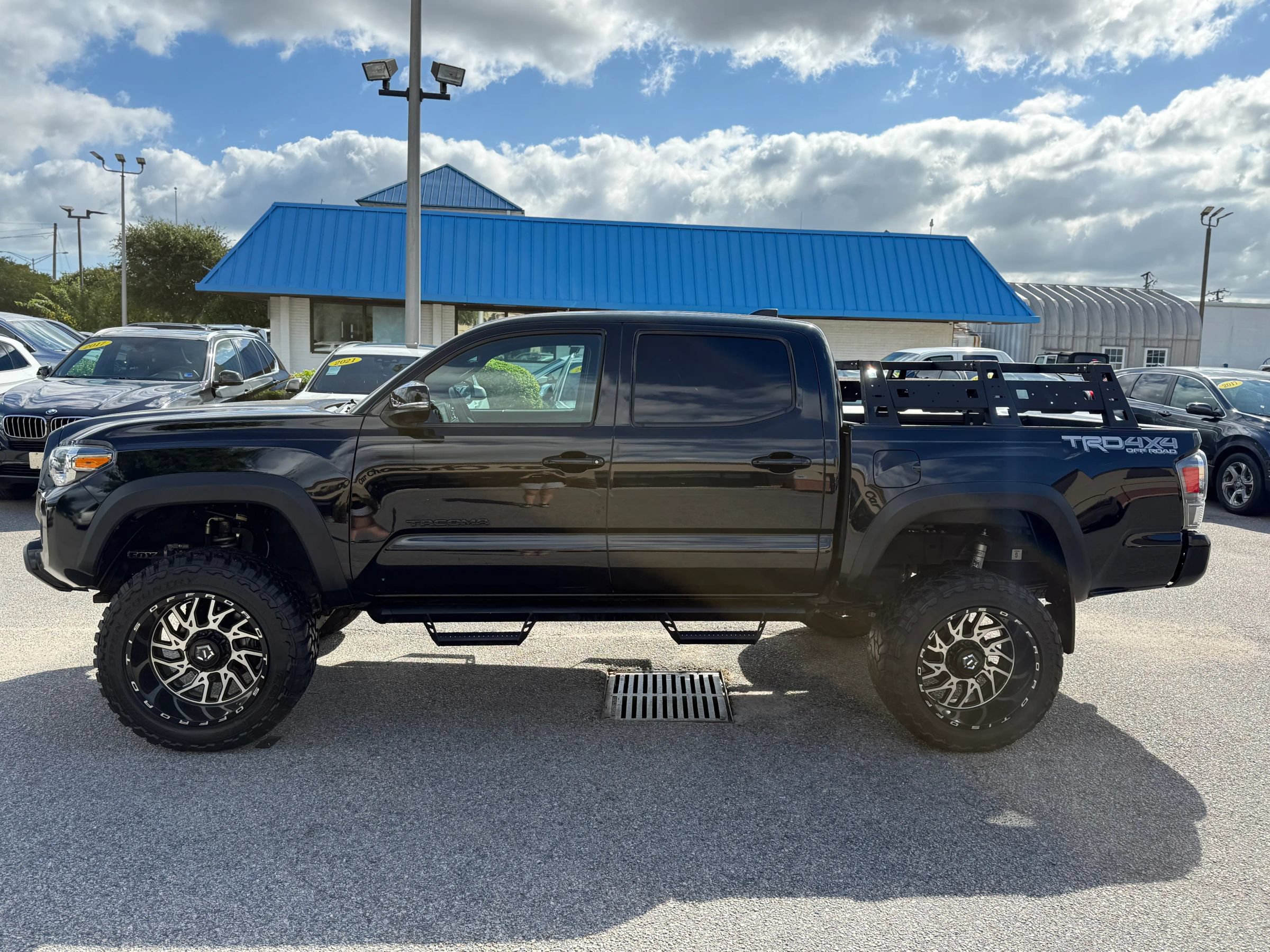 Used 2020 Toyota Tacoma TRD Off-Road w/ Technology Package AWD/4WD image 2