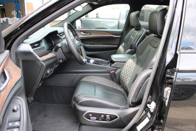 Used 2025 Jeep Grand Cherokee Summit w/ Obsidian Package AWD/4WD image 12
