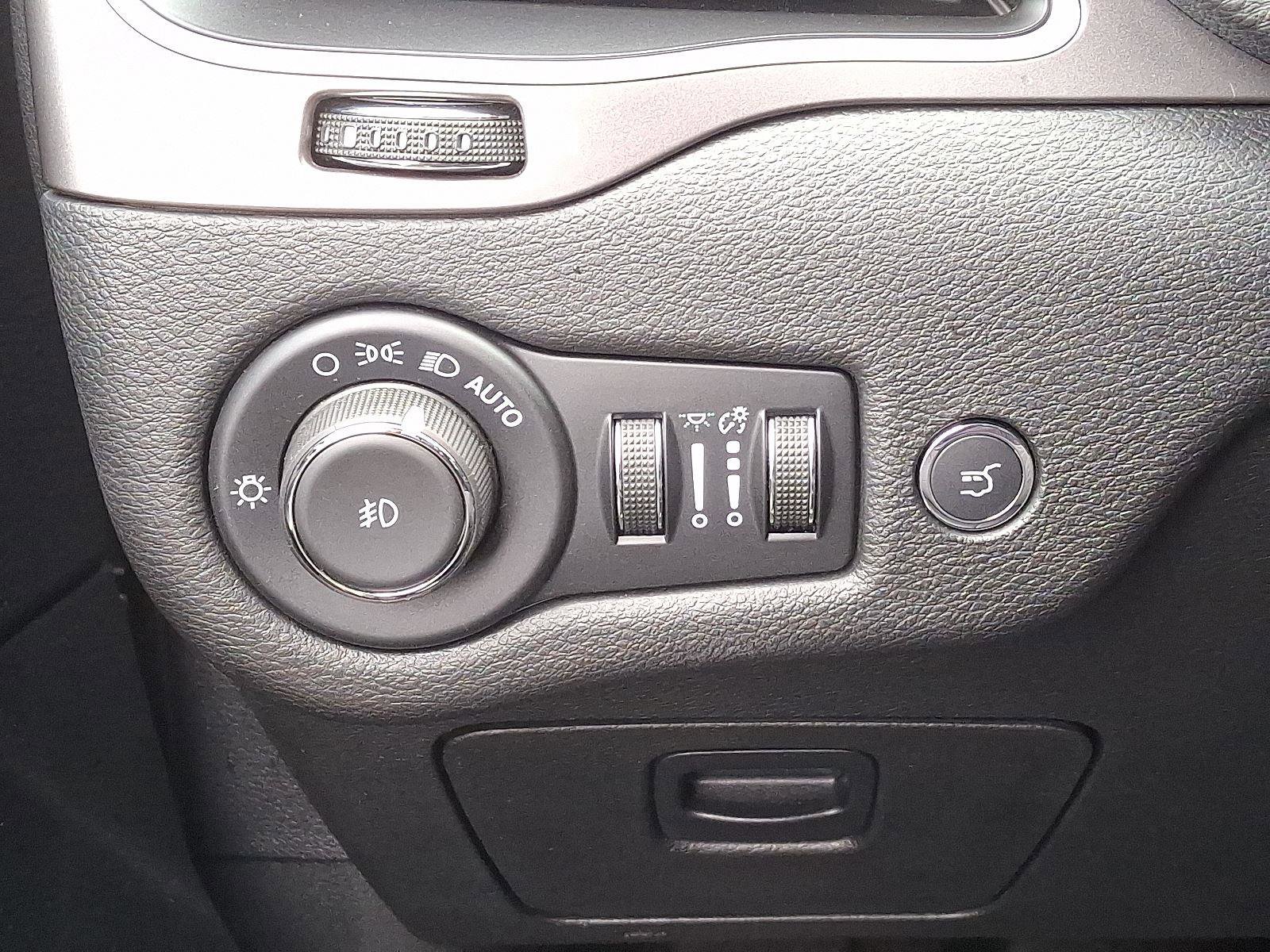 Used 2021 Jeep Cherokee Latitude Lux w/ Comfort/Convenience Group image 23